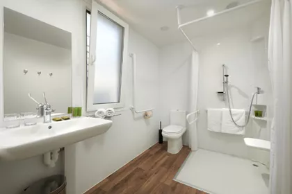 Superior mobile home – wheelchair accessibility bathroom.png
